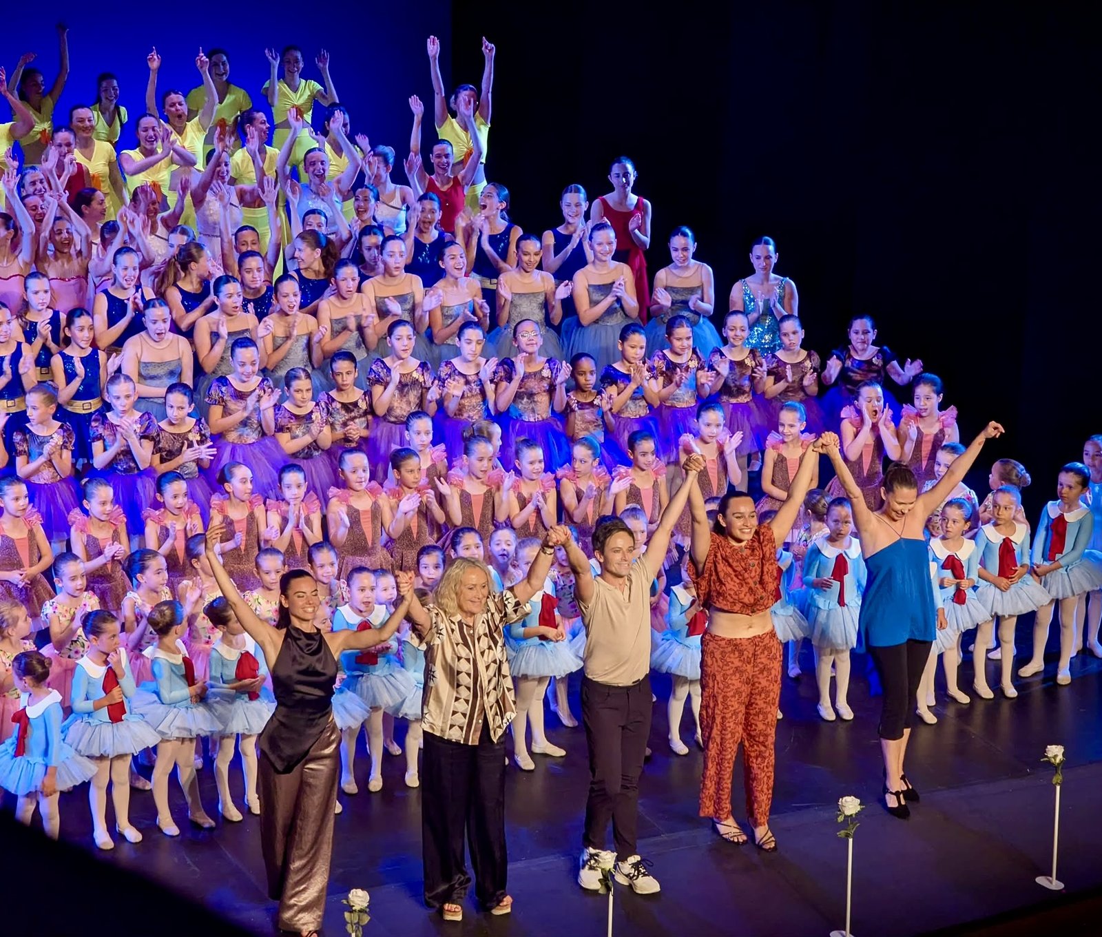 Tot el grup de l'escola saludant al festival, al Teatre Municipal de Girona