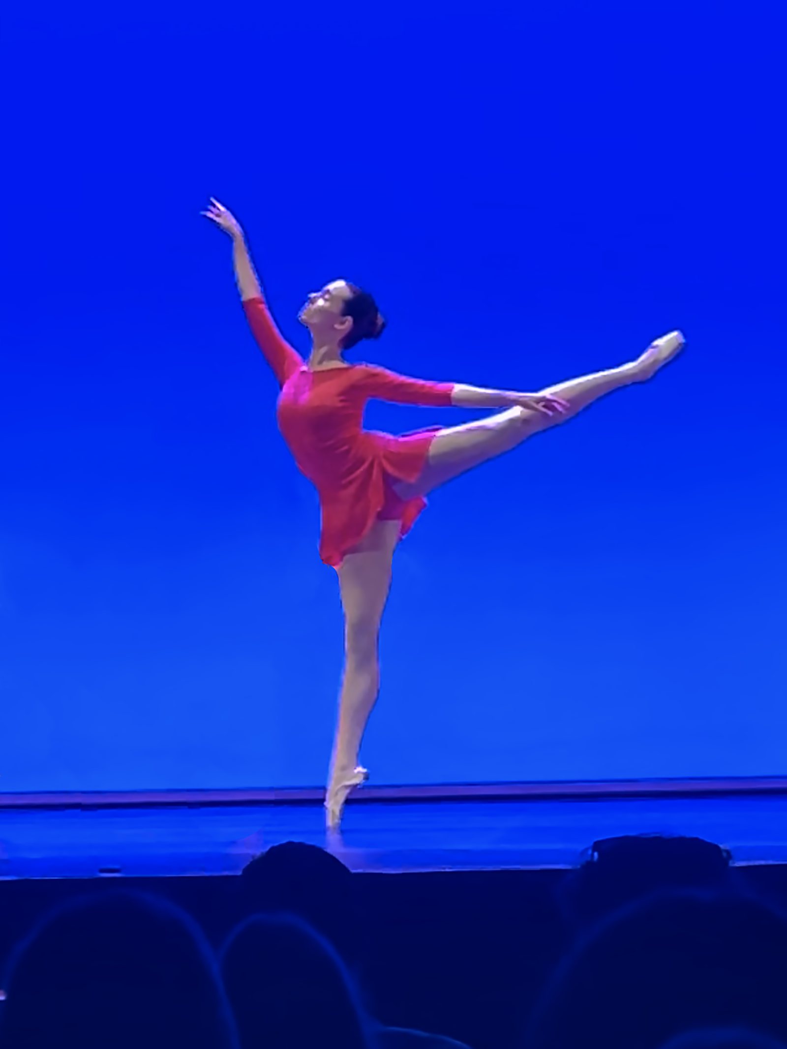 Alumna de Ballet Superior ballant en puntes amb vestit vermell al festival de fi de curs