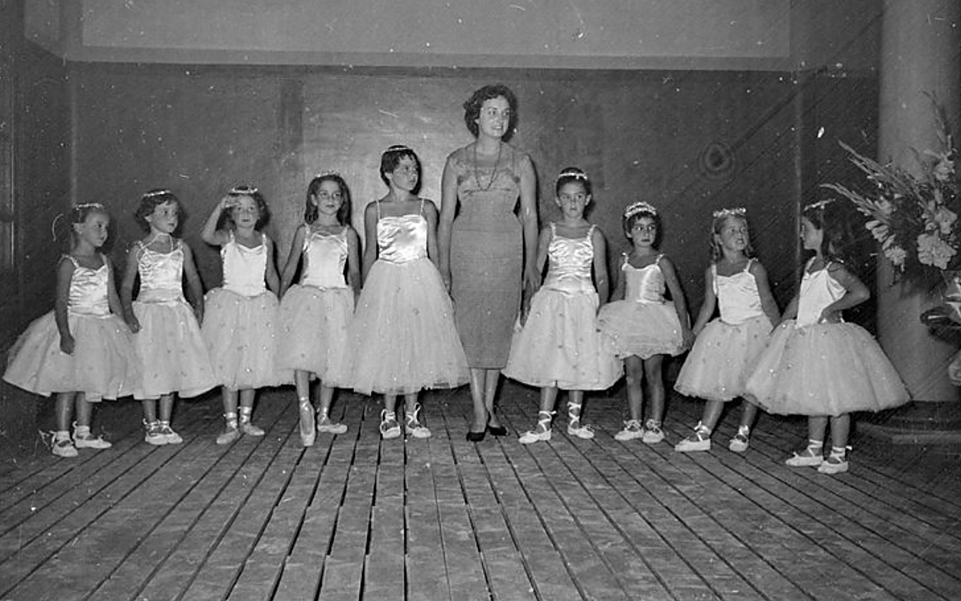 Fotografia històrica de 1956 amb els primers alumnes de ballet de l'escola de dansa de Girona