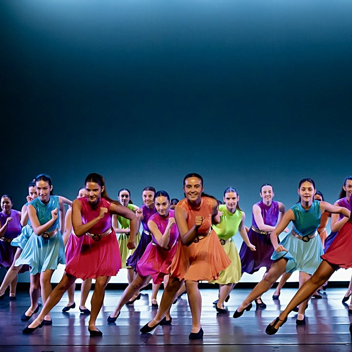 Grup de jazz de l'escola de dansa ballant amb vestits de colors al Teatre Municipal de Girona