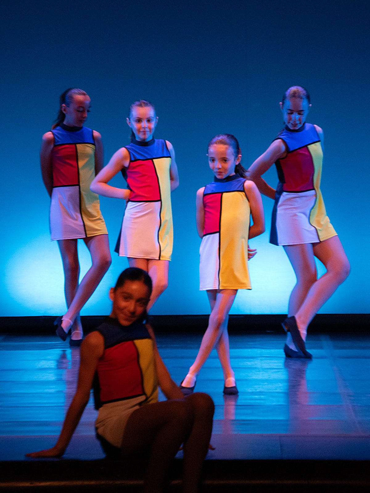 Alumnes de ballet infantil i jazz amb vestits Mondrian al festival de fi de curs de l'escola de dansa