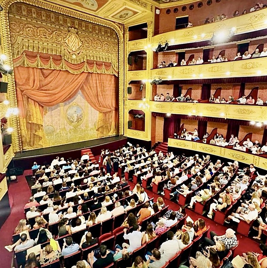 Públic omplint el Teatre Municipal de Girona durant el festival de dansa de fi de curs