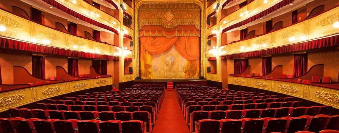 Interior del Teatre Municipal de Girona, amb butaques vermelles i balconades daurades