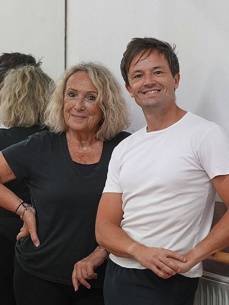 La directora Maribel Bover i Guillem Bover, somrient a l'estudi de l'escola — fotografia del reportatge del Diari de Girona